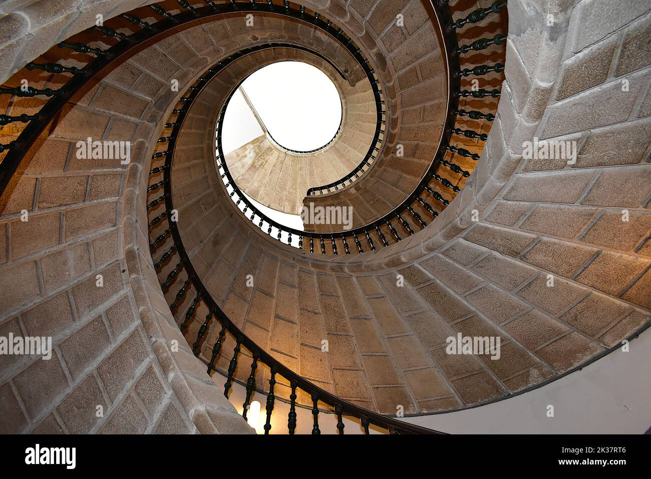 Berühmte dreifache Wendeltreppe aus Stein im Kloster San Domingos de Bonaval, Museo do Pobo Galego. Santiago de Compostela, Spanien 25. September 2022 Stockfoto