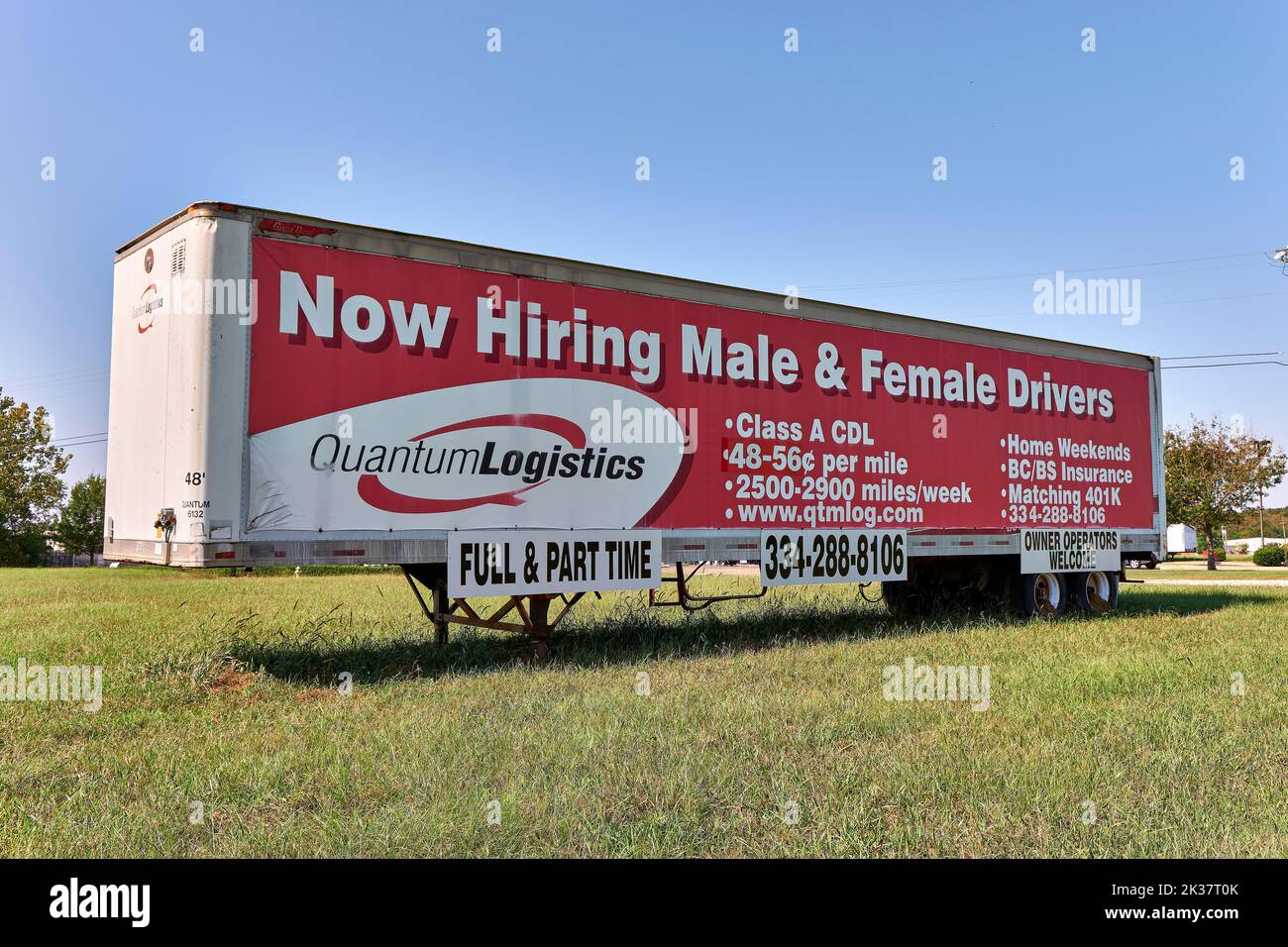 Große, jetzt anstellende Lkw-Fahrer unterschreiben Werbung für männliche und weibliche Lkw-Fahrer in Montgomery, Alabama, USA. Stockfoto