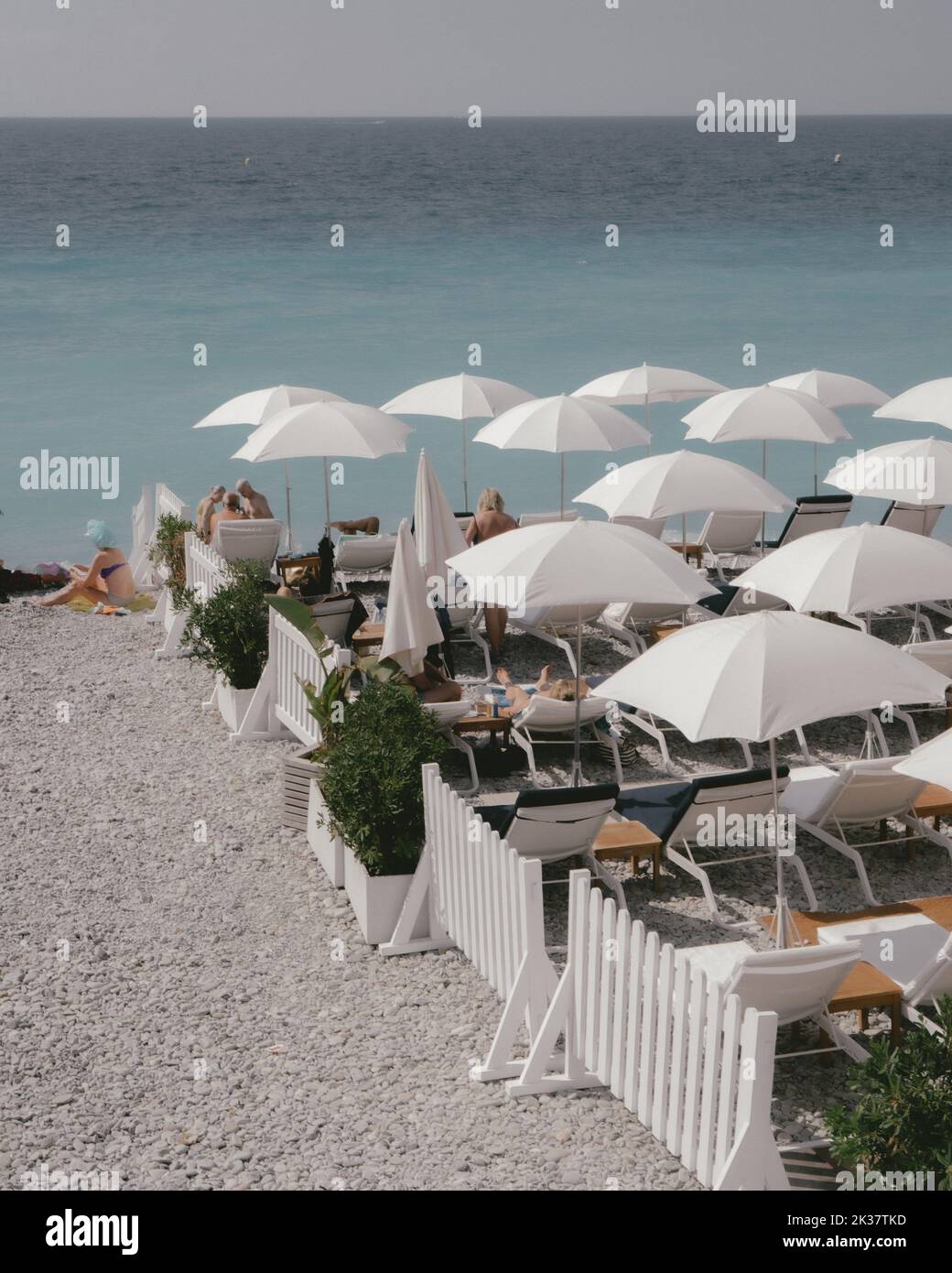 Strandschirm im Retro-Stil der 80er Jahre mit azurblauem Meer in Nizza, Frankreich. Stockfoto