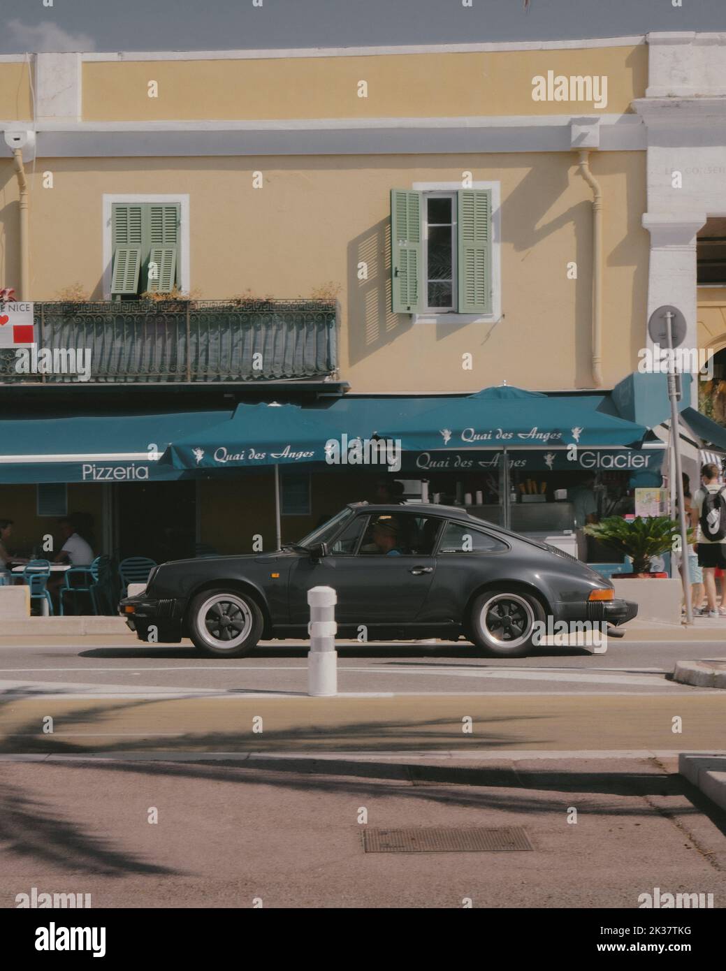 Wunderschöner, altgrüner Porsche im Retro-Stil auf dem Boulevard mit mediterranen Gebäuden in Nizza, Frankreich Stockfoto