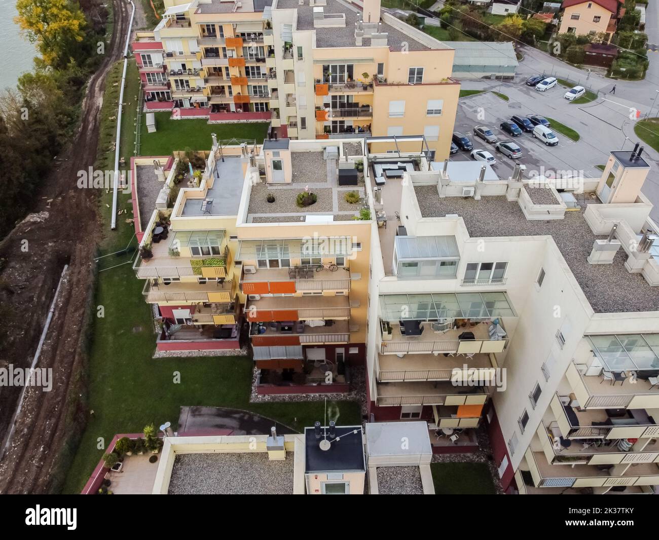 Wohngebäude mit Balkonblick von oben Stockfoto