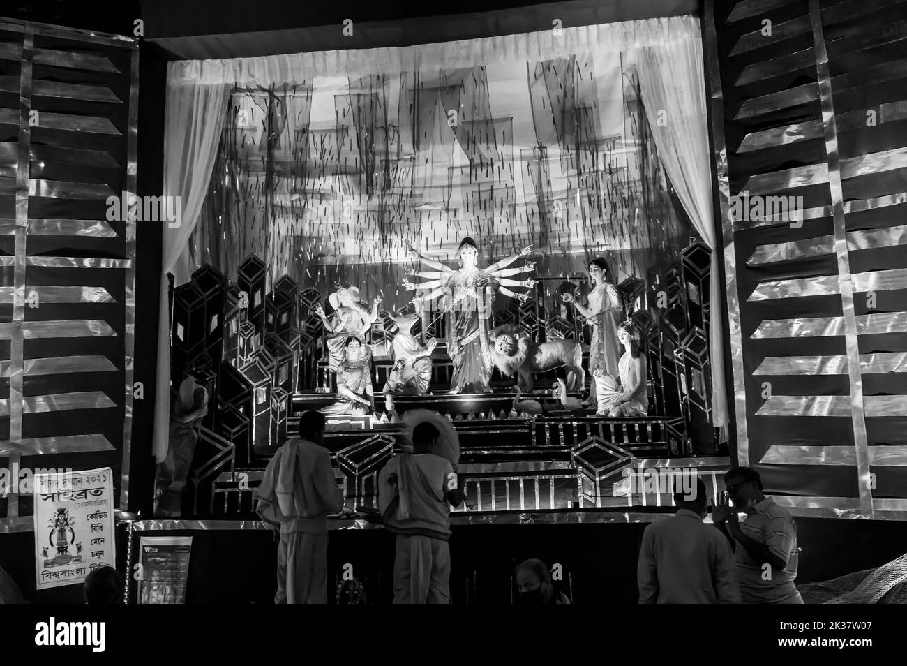 Kalkutta, Westbengalen, Indien - 12.. Oktober 2021 : Durga Puja, UNESCO Immaterielles Kulturerbe der Menschheit. Anhänger besuchen dekoriertes Puja-Pandal. Stockfoto