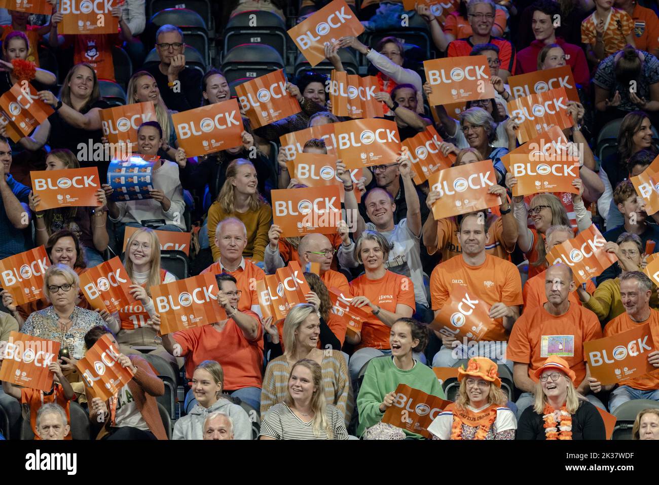 ARNHEM - Publikum während des Spiels Niederlande gegen Kamerun während der Volleyball-Weltmeisterschaft im GelreDome in Arnhem. ANP SANDER KING Stockfoto