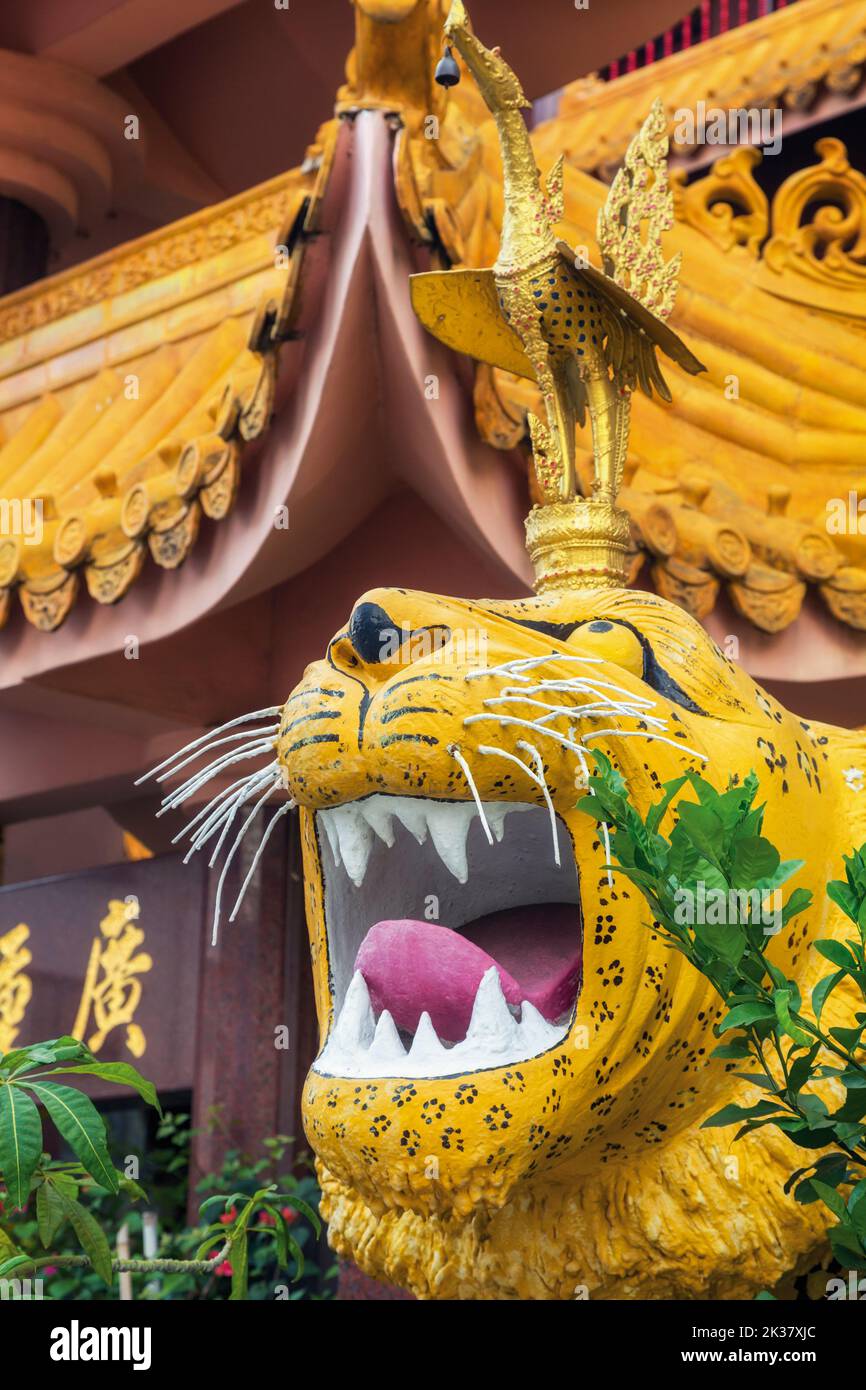 Löwenstatue am Eingang zum Sakya Muni Buddha Gaya Tempel, Republik Singapur. Der Tempel ist auch als Tempel der 1000 Lichter bekannt Stockfoto