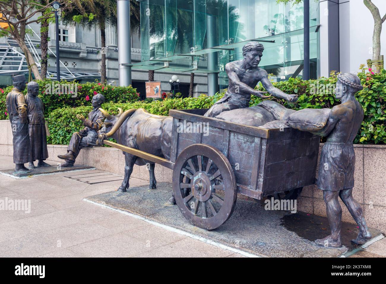 The River Merchants, eine Bronzeskulptur der aus Singapur stammenden chinesischen Künstlerin Aw Tee Hong, 1931 - 2021. Republik Singapur. Kühle laden Säcke hinein Stockfoto