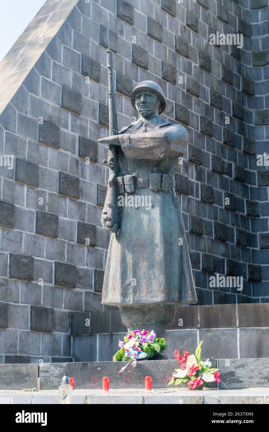 Vysny Komarnik, Slowakei - 12. Juni 2022: Soldatenskulptur auf dem Schlachtdenkmal auf der slowakischen Seite des Dukla-Passes. Stockfoto