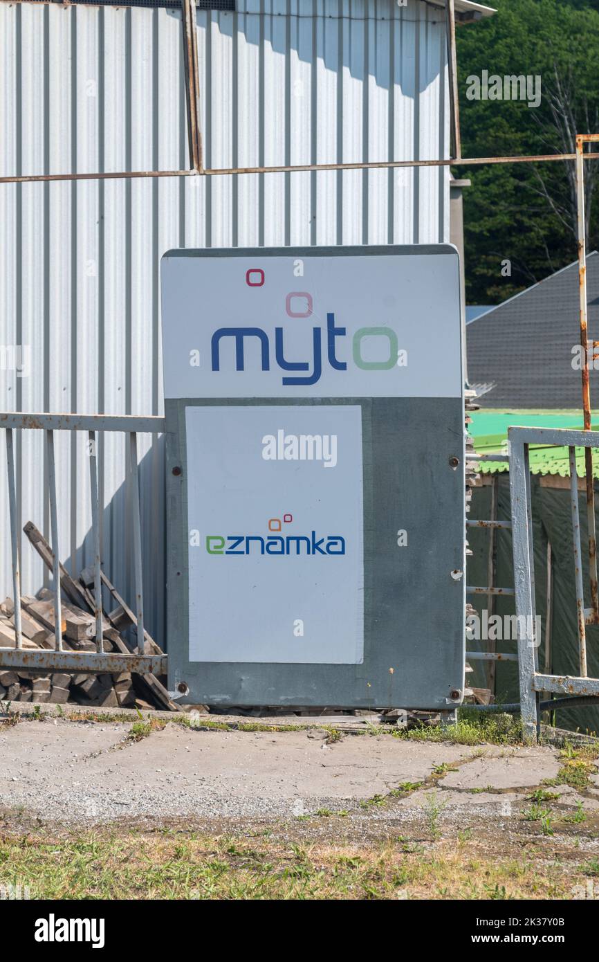 Vysny Komarnik, Slowakei - 12. Juni 2022: Logo von Myto Eznamka. Emblem des elektronischen Systems der Vignettenzahlung Sammlung und Aufzeichnungen in der Slowakischen R Stockfoto