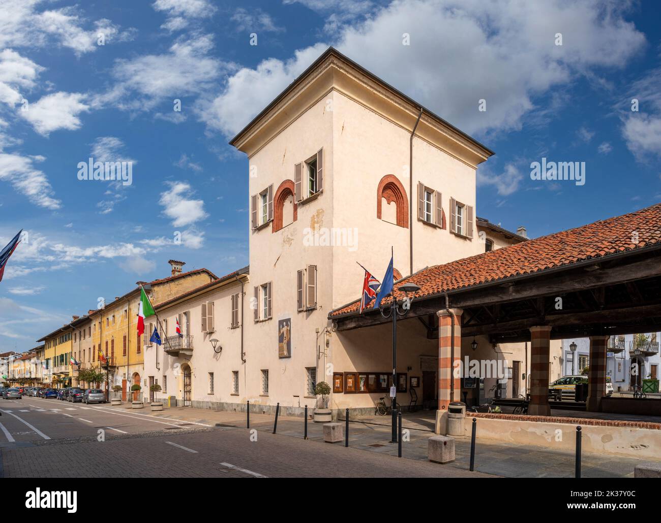 Villafranca Piemonte, Turin, Piemont - 23. September 2022: Via Roma mit dem Rathaus in den Tagen des Fischerfestes Stockfoto