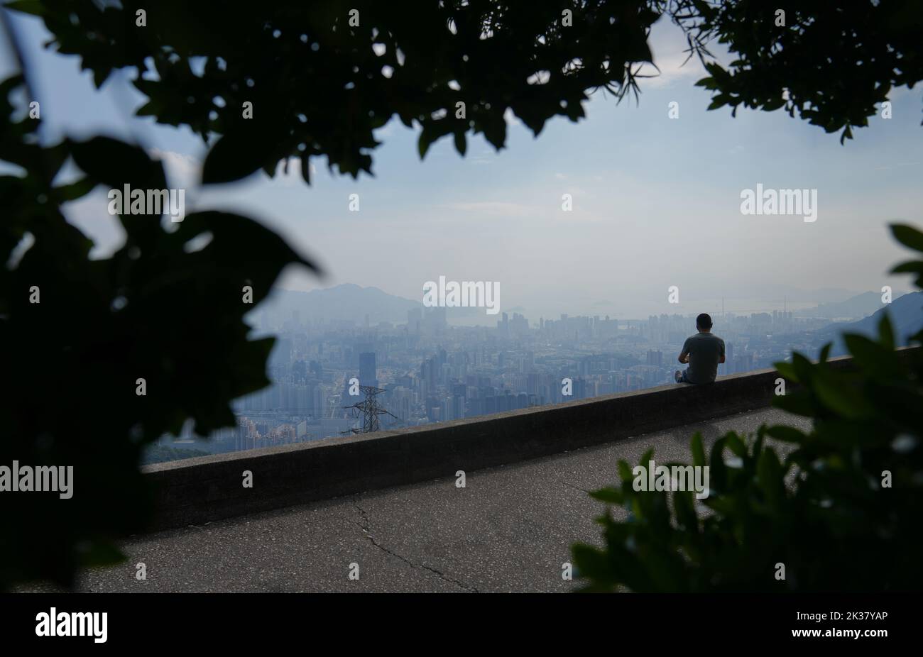 Luftverschmutzung wird auf Fei NGO Shan beobachtet. Die Umweltschutzbehörde (Environmental Protection Department, EPD) hat seit August 31 höhere Werte als die normale Luftverschmutzung verzeichnet. Der Air Quality Health Index (AQHI) erreichte an einigen Überwachungsstationen die Kategorie „ernsthaftes“ Gesundheitsrisiko. Es wird erwartet, dass die Luftverschmutzung weiter ansteigt. 06SEP22 SCMP/Sam Tsang Stockfoto