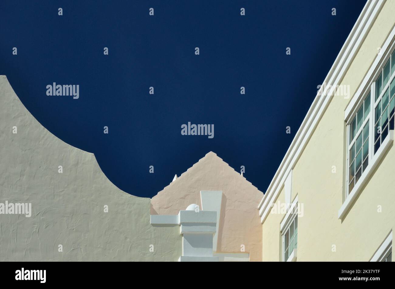 Hamilton Bermuda Architecture Close Up Pastel Taupe Peach & Yellow Buildings Set Against Deep Blue Sky Stockfoto