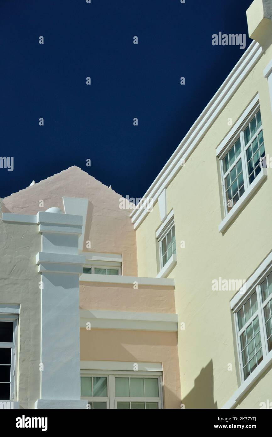 Hamilton Bermuda Architecture Close Up Pastel Taupe Peach & Yellow Buildings Set Against Deep Blue Sky Stockfoto