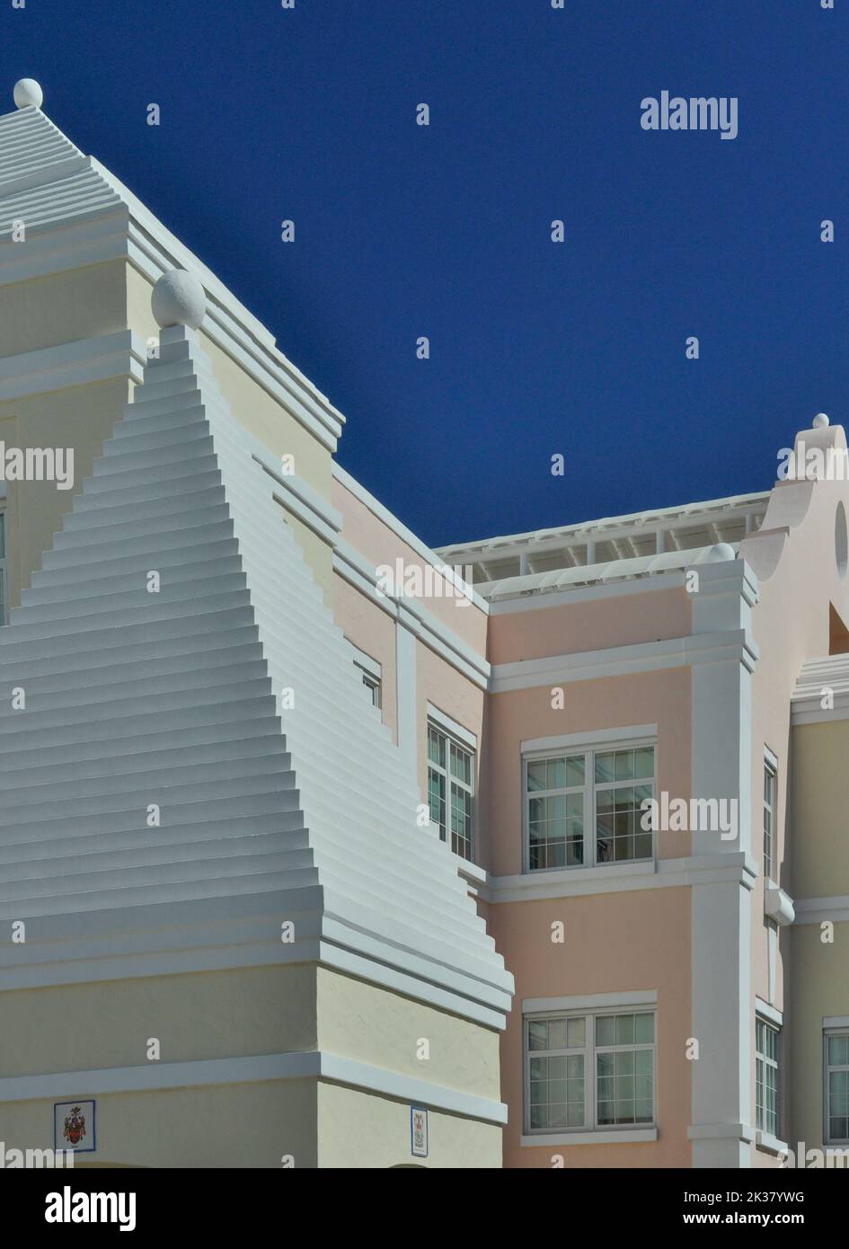 Hamilton Bermuda Architecture Nahaufnahme von Pastellgebäuden gegen den Deep Blue Sky Stockfoto