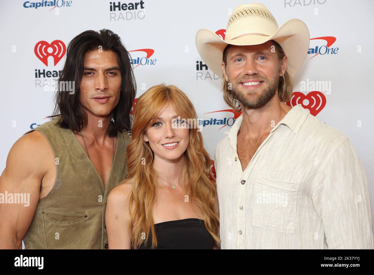 Las Vegas, NV, USA. 24. September 2022. Justin Johnson Cortez, Katherine McNamara, Matt Barr bei der Ankunft für 2022 iHeartRadio Music Festival - SAT, T-Mobile Arena, Las Vegas, NV 24. September 2022. Kredit: JA/Everett Collection/Alamy Live Nachrichten Stockfoto