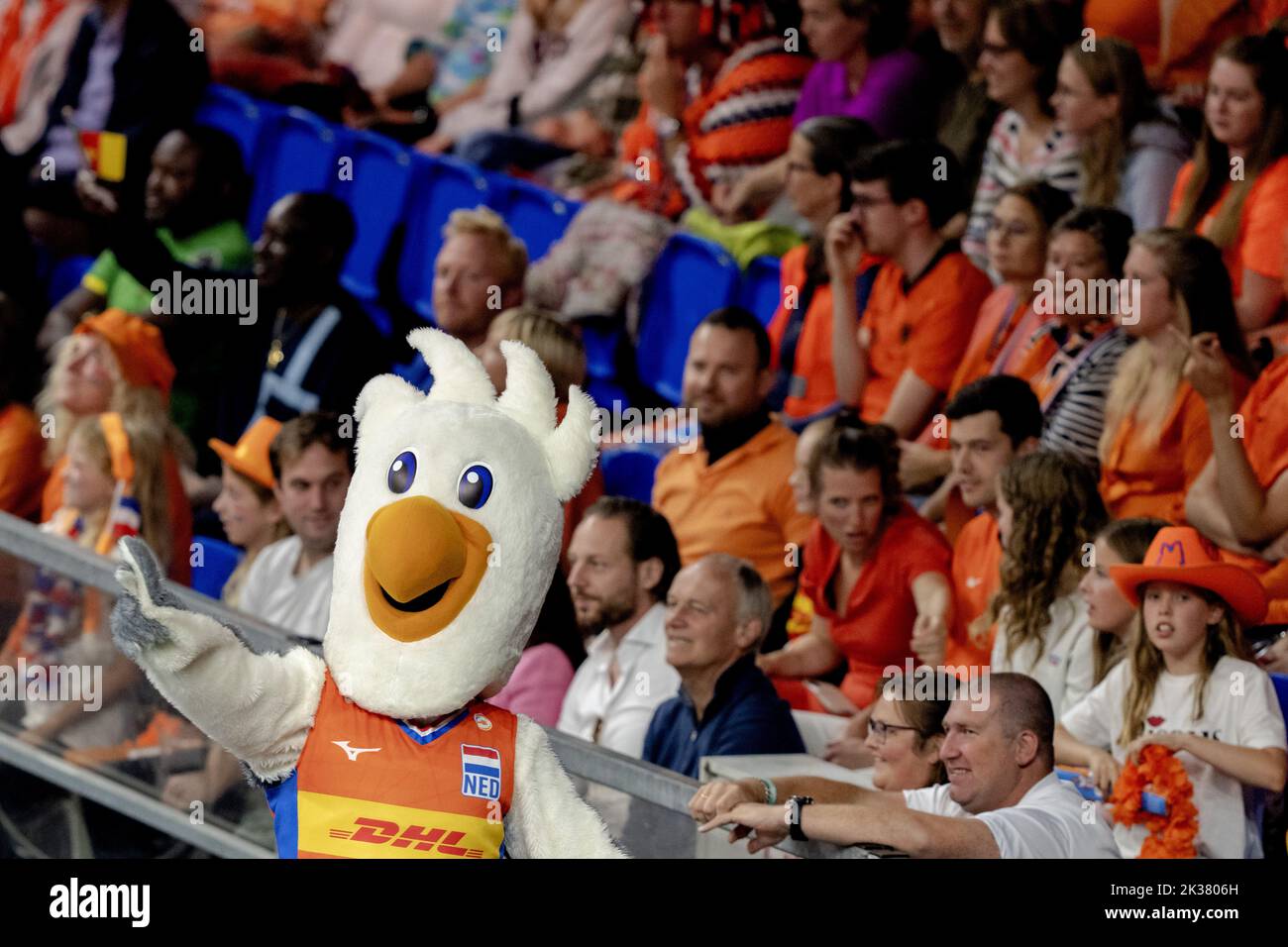 ARNHEM - Maskottchen der Volleyball-Weltmeisterschaft im GelreDome in Arnhem. ANP SANDER KING Stockfoto