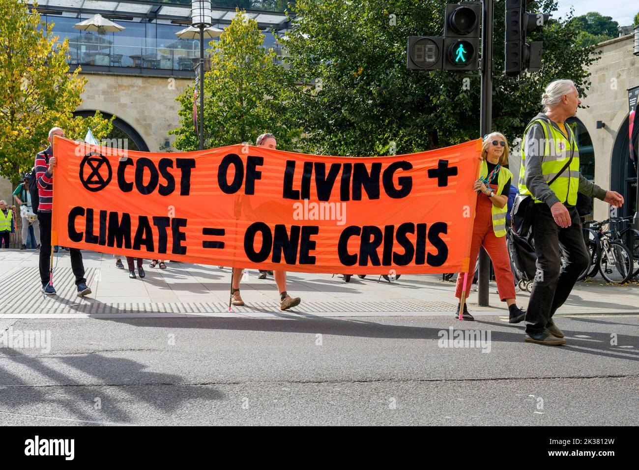 Bath, Großbritannien. 25. September 2022. Die Premierministerin Liz Truss signalisiert eine Beschleunigung der Öl- und Gasförderung im Vereinigten Königreich, während die Demonstranten an einem protestmarsch durch das Zentrum von Bath teilnehmen. Der von Extinction Rebellion organisierte Protest wurde abgehalten, um zu verdeutlichen, wie die Lebenshaltungskosten und die Klimakrise miteinander verknüpft sind. Quelle: Lynchpics/Alamy Live News Stockfoto