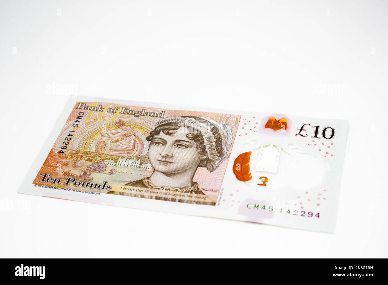 MOSKAU, Russland, Februar 2020: Eine Banknote mit einem Nominalwert von 10 Pfund Sterling. Mit dem Bild von Jane Austen. Auf weißem Hintergrund. Stockfoto