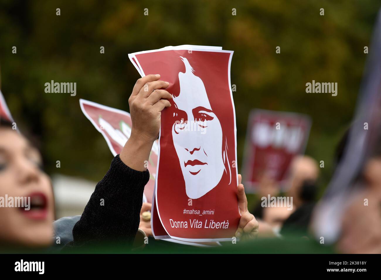 Mailand, Italien. 25. September 2022. Fast zweitausend Menschen aus der iranischen Gemeinschaft in Mailand und darüber hinaus versammelten sich, um gegen den Tod des 22-jährigen MAHSA AMINI zu protestieren, der während ihrer Zeit als Hüterin der Behörden im Iran getötet wurde. Mit Parolen gegen das Regime in Teheran zeigten sie ihre Unterstützung für die Proteste im Iran, wo es seinen achten Tag erreicht hat und im ganzen Land schätzungsweise 54 Tote zu Tode gekommen sind. (Bild: © Ervin Shulku/ZUMA Press Wire) Bild: ZUMA Press, Inc./Alamy Live News Stockfoto