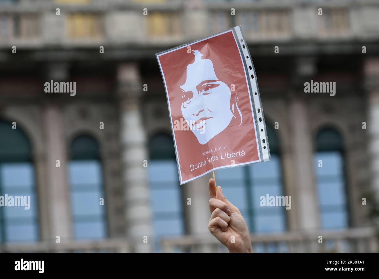 Mailand, Italien. 25. September 2022. Fast zweitausend Menschen aus der iranischen Gemeinschaft in Mailand und darüber hinaus versammelten sich, um gegen den Tod des 22-jährigen MAHSA AMINI zu protestieren, der während ihrer Zeit als Hüterin der Behörden im Iran getötet wurde. Mit Parolen gegen das Regime in Teheran zeigten sie ihre Unterstützung für die Proteste im Iran, wo es seinen achten Tag erreicht hat und im ganzen Land schätzungsweise 54 Tote zu Tode gekommen sind. (Bild: © Ervin Shulku/ZUMA Press Wire) Bild: ZUMA Press, Inc./Alamy Live News Stockfoto