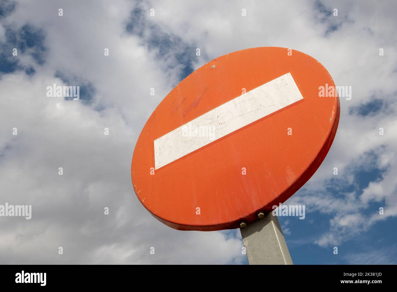 Rotes rundes Straßenschild Stockfoto