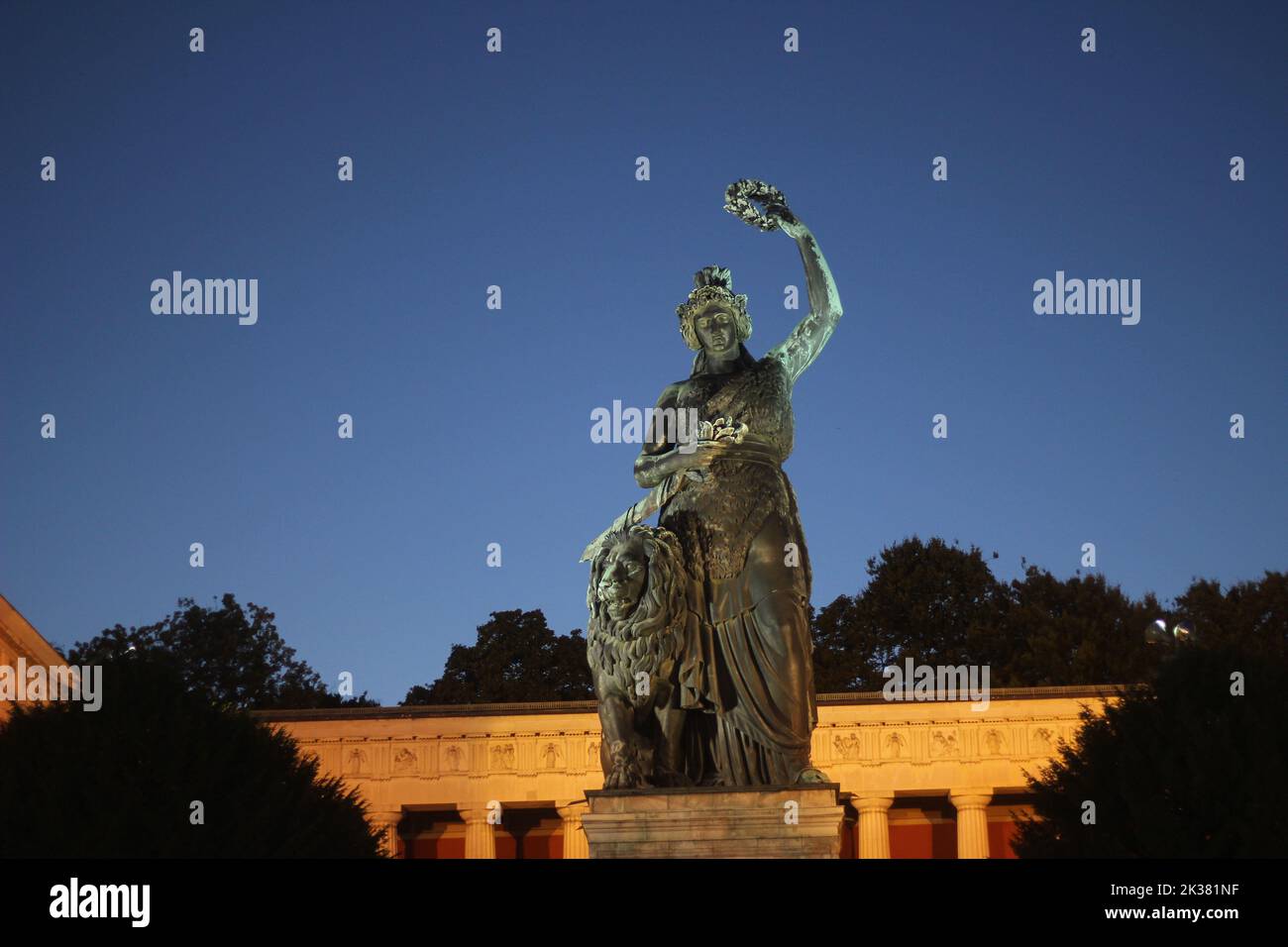 Bayernstatue bei Nacht, bewachend auf dem Oktoberfest München 2023 Stockfoto