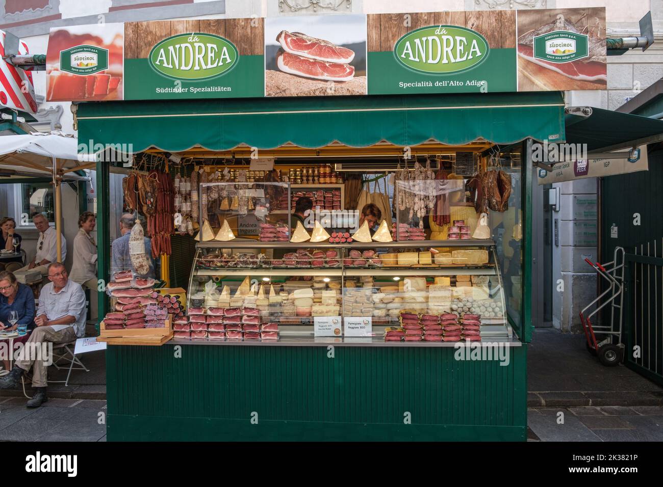 Berühmte Verkaufsstand für Touristen und Einheimische, um Käse und Schinken in der Stadt Bozen zu kaufen. Stockfoto