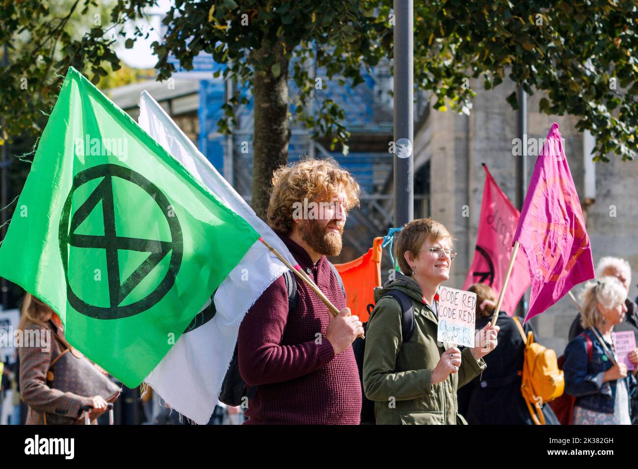 Bath, Großbritannien. 25. September 2022. Die Premierministerin Liz Truss signalisiert eine Beschleunigung der Öl- und Gasförderung im Vereinigten Königreich, und die Demonstranten, die die Aussterbungsflaggen tragen, werden vor dem Bahnhof von Bath dargestellt, während sie Reden hören, bevor sie an einem protestmarsch durch das Zentrum von Bath teilnehmen. Der von Extinction Rebellion organisierte Protest wurde abgehalten, um zu verdeutlichen, wie die Lebenshaltungskosten und die Klimakrise miteinander verknüpft sind. Quelle: Lynchpics/Alamy Live News Stockfoto