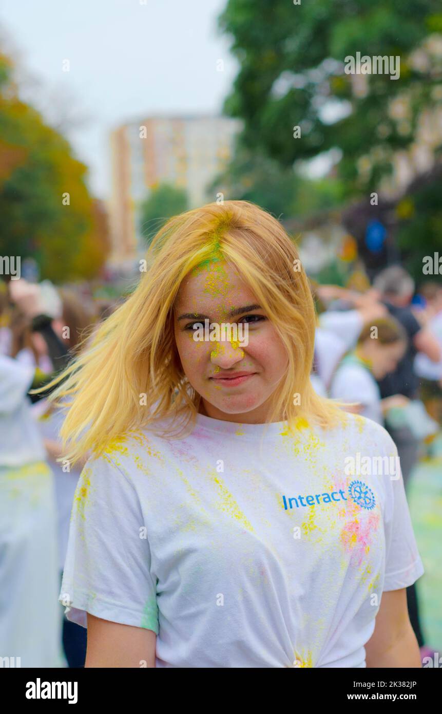 Botosani, Rumänien – 09. September 2022. Menge der glücklichen jungen Menschen haben Spaß in Farben während des Festivals der Farben ColorFest Stockfoto
