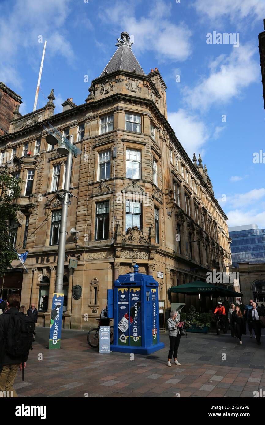 Buchanan St, Glasgow, Schottland, Großbritannien. Police Box in original blau lackiert. Jetzt umgewandelt in eine kleine Einzelhandelseinheit, die CBD Oils Konzentrate Esswaren verkauft. CBDtec Scotland's Original Dispensaries. Cannabis Trades Association. Stockfoto