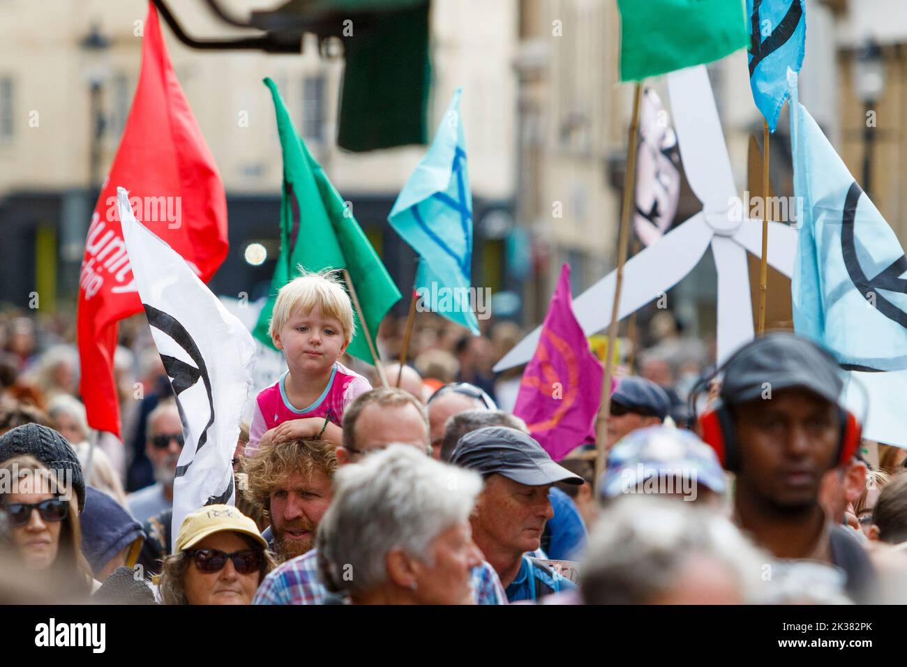Bath, Großbritannien. 25. September 2022. Die Premierministerin Liz Truss signalisiert eine Beschleunigung der Öl- und Gasförderung im Vereinigten Königreich, während die Demonstranten an einem protestmarsch durch das Zentrum von Bath teilnehmen. Der von Extinction Rebellion organisierte Protest wurde abgehalten, um zu verdeutlichen, wie die Lebenshaltungskosten und die Klimakrise miteinander verknüpft sind. Quelle: Lynchpics/Alamy Live News Stockfoto