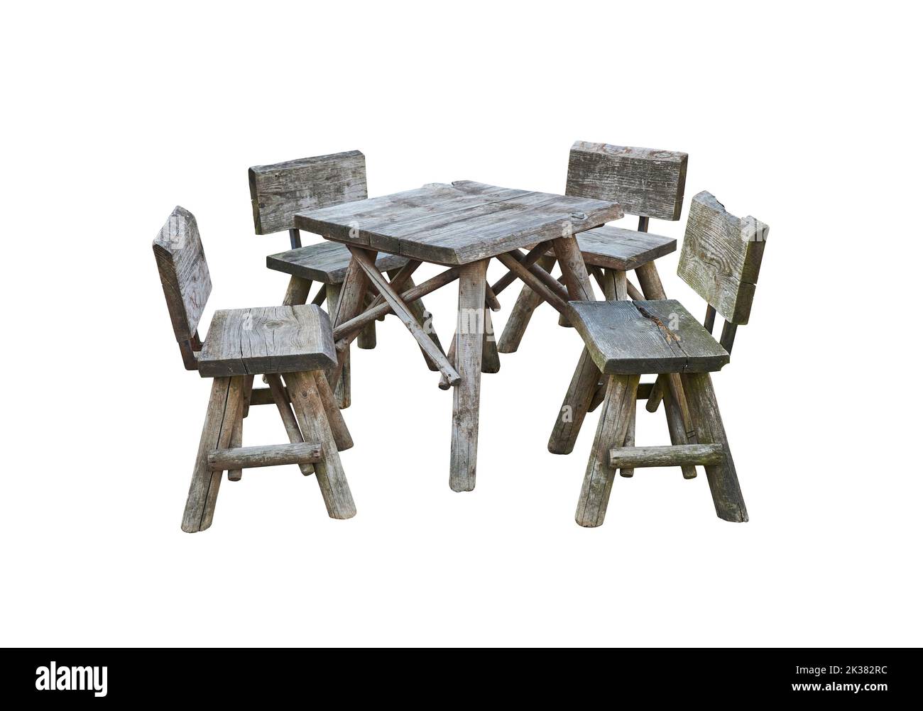 Alter Holztisch und Stühle im Freien auf weißem Hintergrund Stockfoto