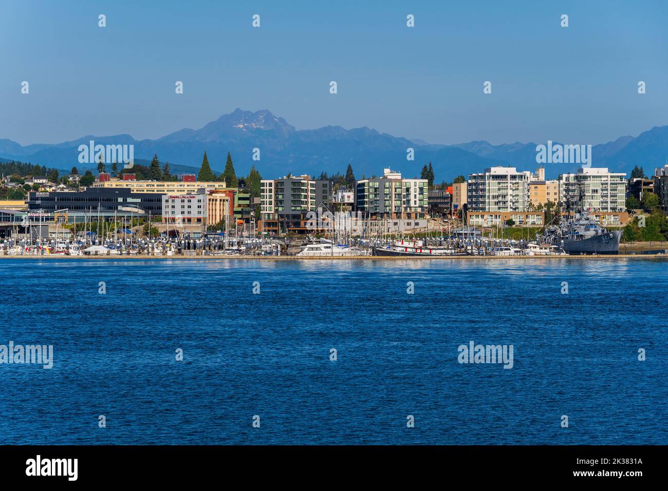 Skyline der Stadt mit den Bergen der Olympischen Halbinsel im Hintergrund, Bremerton, Washington, USA Stockfoto