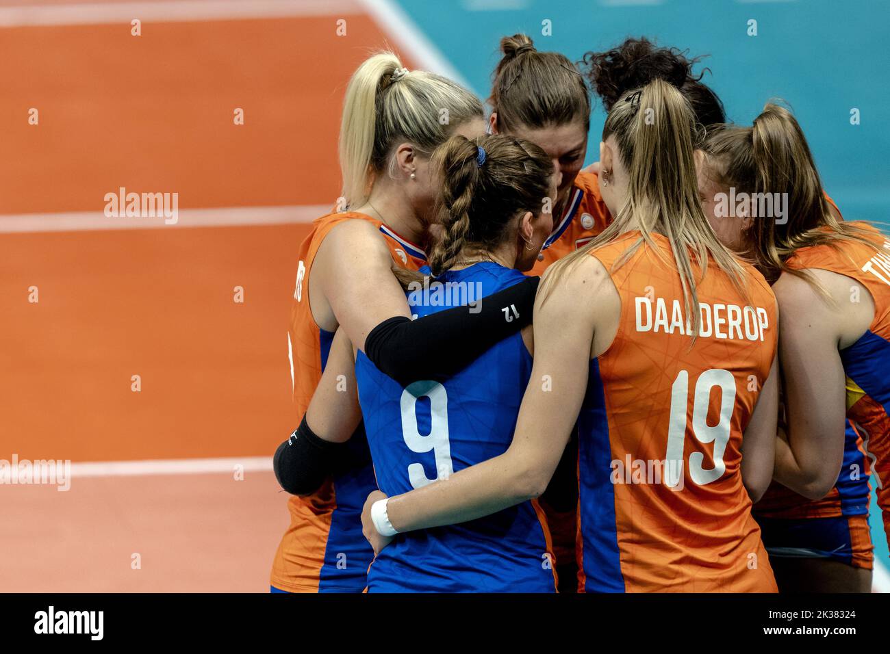 ARNHEM - die niederländische Volleyballmannschaft der Frauen während des Spiels gegen Kamerun während der Volleyball-Weltmeisterschaft im GelreDome in Arnhem. ANP SANDER KING Stockfoto