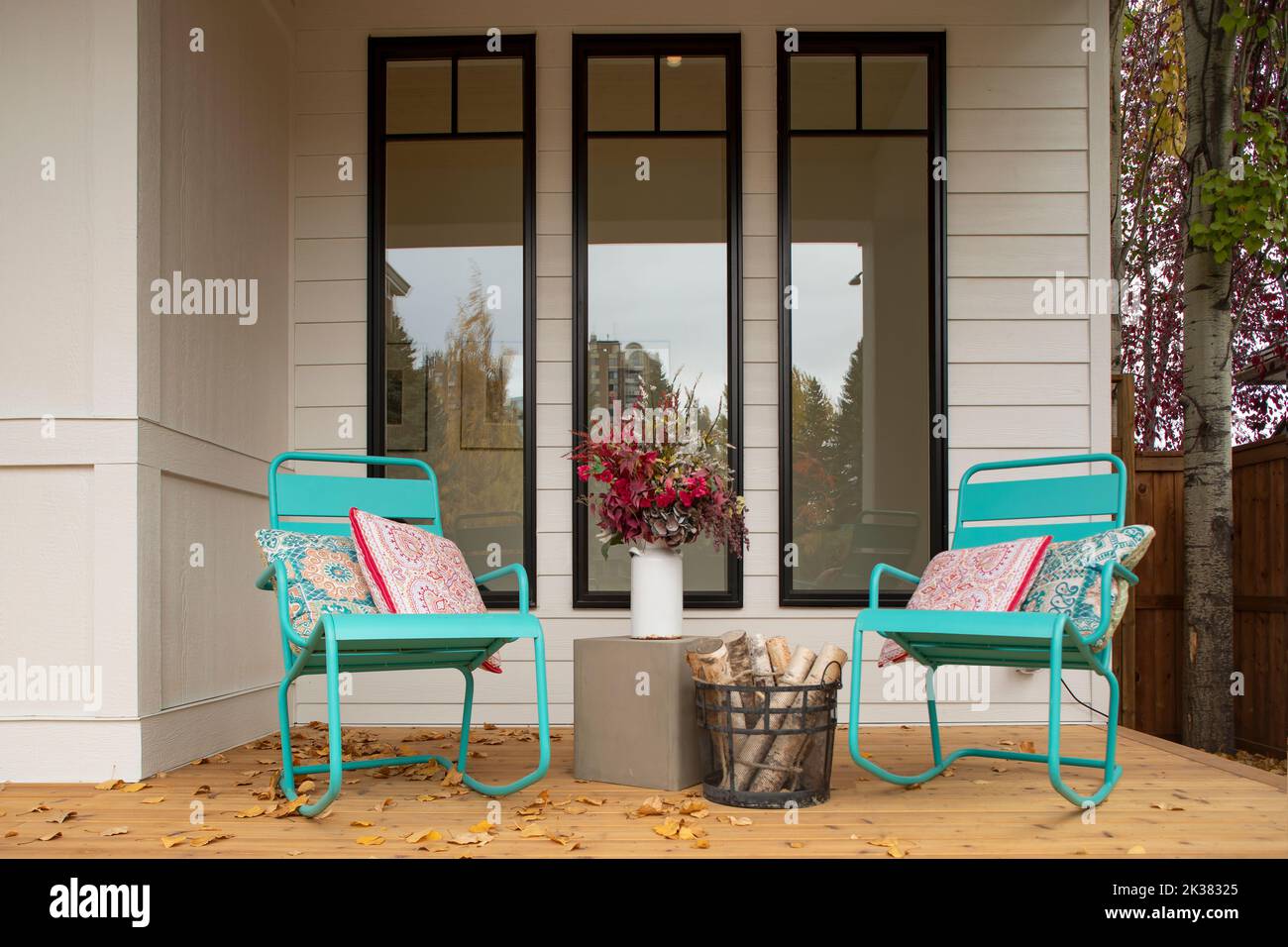 Türkisfarbene Metall Schaukelstühle auf Luxus-Haus Schaufenster Veranda Stockfoto