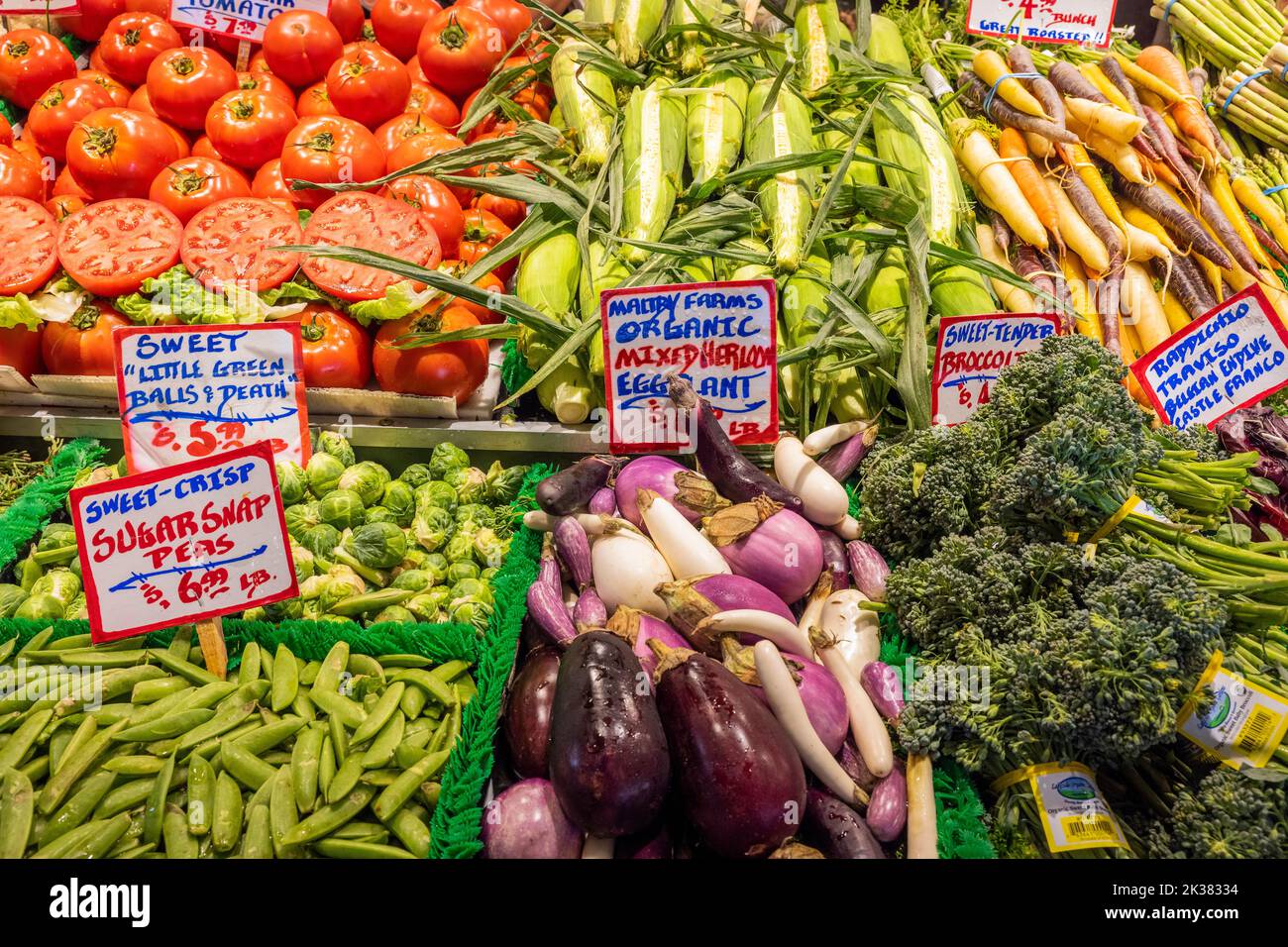 Obst- und Gemüsestand auf dem Pike Place Market, Seattle, Washington, USA Stockfoto