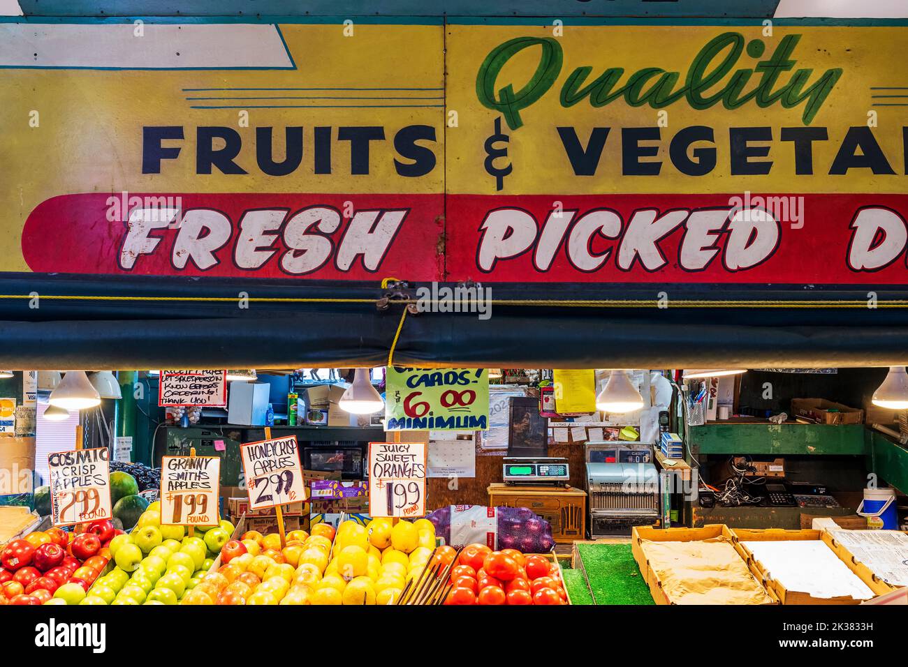 Obst- und Gemüsestand auf dem Pike Place Market, Seattle, Washington, USA Stockfoto