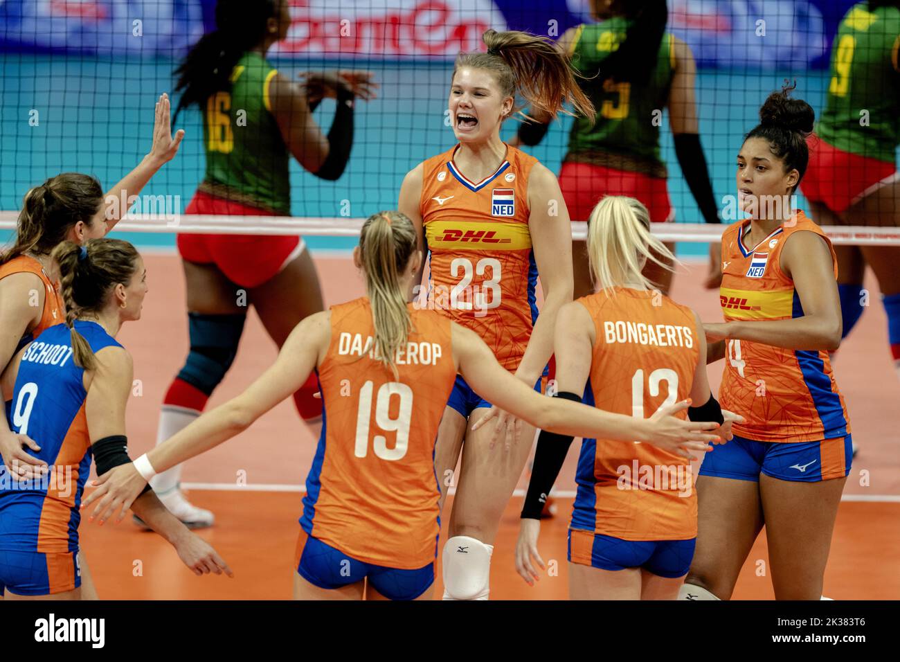 ARNHEM - die niederländische Volleyballmannschaft der Frauen während des Spiels gegen Kamerun während der Volleyball-Weltmeisterschaft im GelreDome in Arnhem. ANP SANDER KING Stockfoto