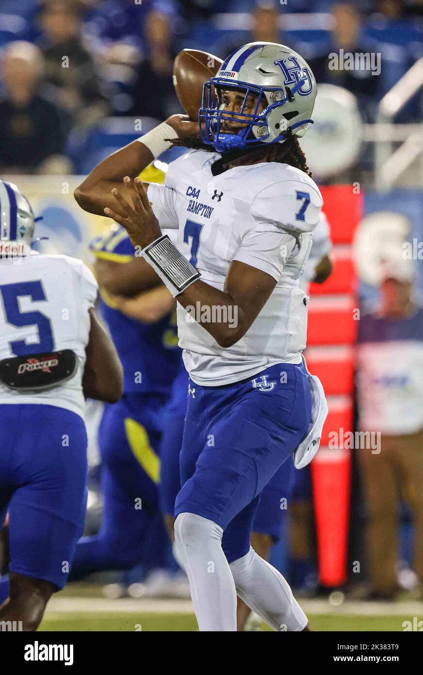 Newark, Delaware, USA. 25. September 2022. Hampton Quarterback MALCOLM MAYS (7) in Aktion während eines vierwöchigen Spiels zwischen den Delaware Blue Hennen und den Hampton Pirates Samstag, 24. September 2022; im Tubby Raymond Field im Delaware Stadium in Newark, DE. (Bild: © Saquan Stimpson/ZUMA Press Wire) Stockfoto