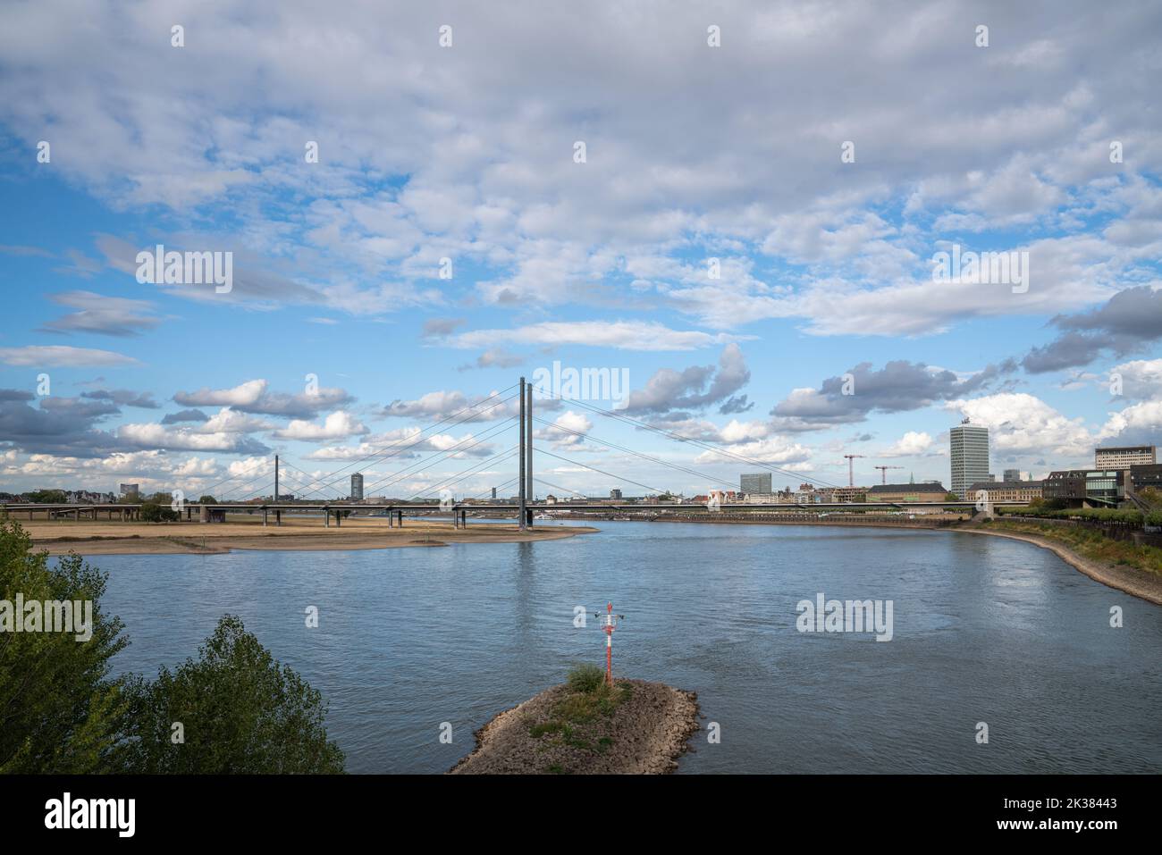 DÜSSELDORF, DEUTSCHLAND - 8. SEPTEMBER 2022: Panoramabild des Rheins in der Nähe von Düsseldorf am 8. September 2022 in Deutschland, Europa Stockfoto