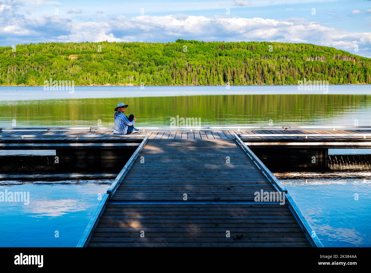 Alleinreisende ältere Frau am Dock; Swan Lake; Swan Lake Provincial Park; British Columbia; Kanada Stockfoto