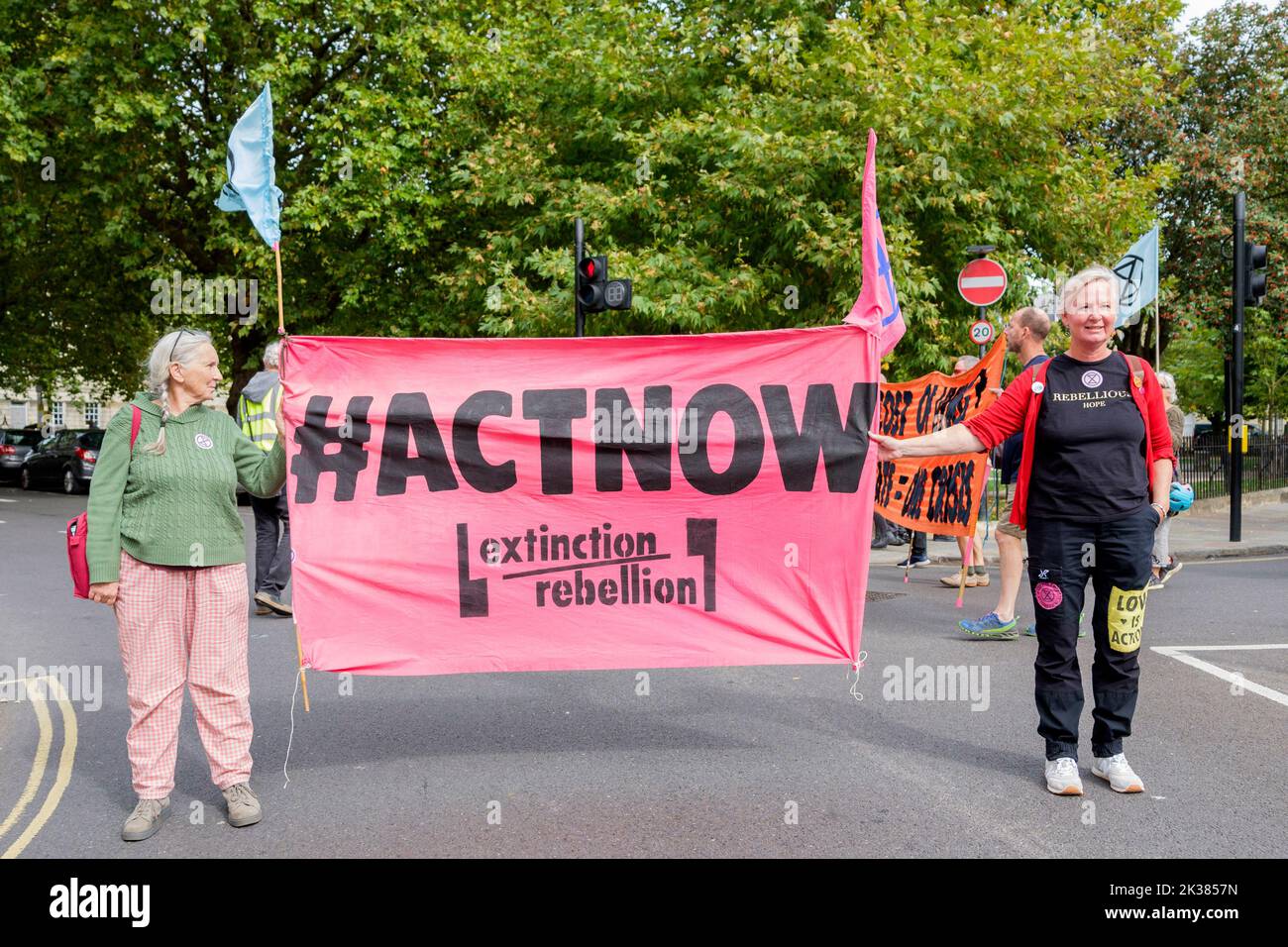 Bath, Großbritannien. 25. September 2022. Die Premierministerin Liz Truss signalisiert eine Beschleunigung der Öl- und Gasförderung im Vereinigten Königreich, während die Demonstranten an einem protestmarsch durch das Zentrum von Bath teilnehmen. Der von Extinction Rebellion organisierte Protest wurde abgehalten, um zu verdeutlichen, wie die Lebenshaltungskosten und die Klimakrise miteinander verknüpft sind. Quelle: Lynchpics/Alamy Live News Stockfoto