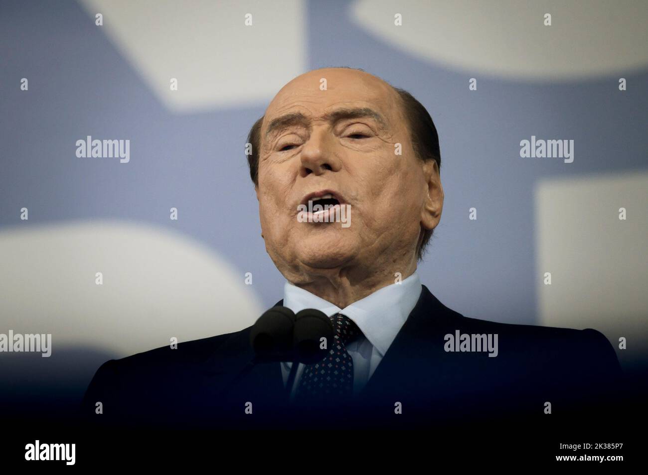 Der Präsident von Forza Italia, Silvio Berlusconi, hält eine Rede während einer Kundgebung in Rom. Die Wahlkundgebung „Insieme per l’Italia“ (gemeinsam für Italien) wurde vor den Nationalwahlen (25. September 2022) von den Führern der Mitte-Rechts-Koalition auf dem Piazza del Popolo (Volksplatz) in Rom abgehalten. Stockfoto