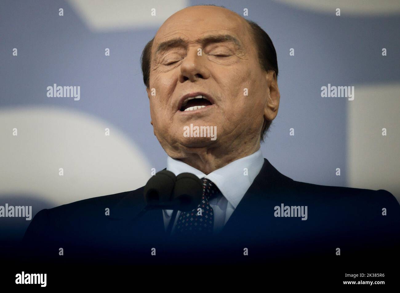 Der Präsident von Forza Italia, Silvio Berlusconi, hält eine Rede während einer Kundgebung in Rom. Die Wahlkundgebung „Insieme per l’Italia“ (gemeinsam für Italien) wurde vor den Nationalwahlen (25. September 2022) von den Führern der Mitte-Rechts-Koalition auf dem Piazza del Popolo (Volksplatz) in Rom abgehalten. Stockfoto