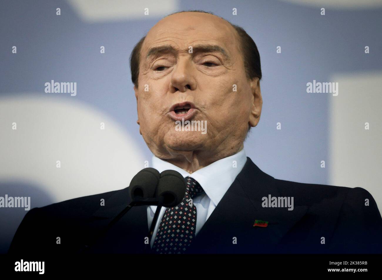 Der Präsident von Forza Italia, Silvio Berlusconi, hält eine Rede während einer Kundgebung in Rom. Die Wahlkundgebung „Insieme per l’Italia“ (gemeinsam für Italien) wurde vor den Nationalwahlen (25. September 2022) von den Führern der Mitte-Rechts-Koalition auf dem Piazza del Popolo (Volksplatz) in Rom abgehalten. Stockfoto