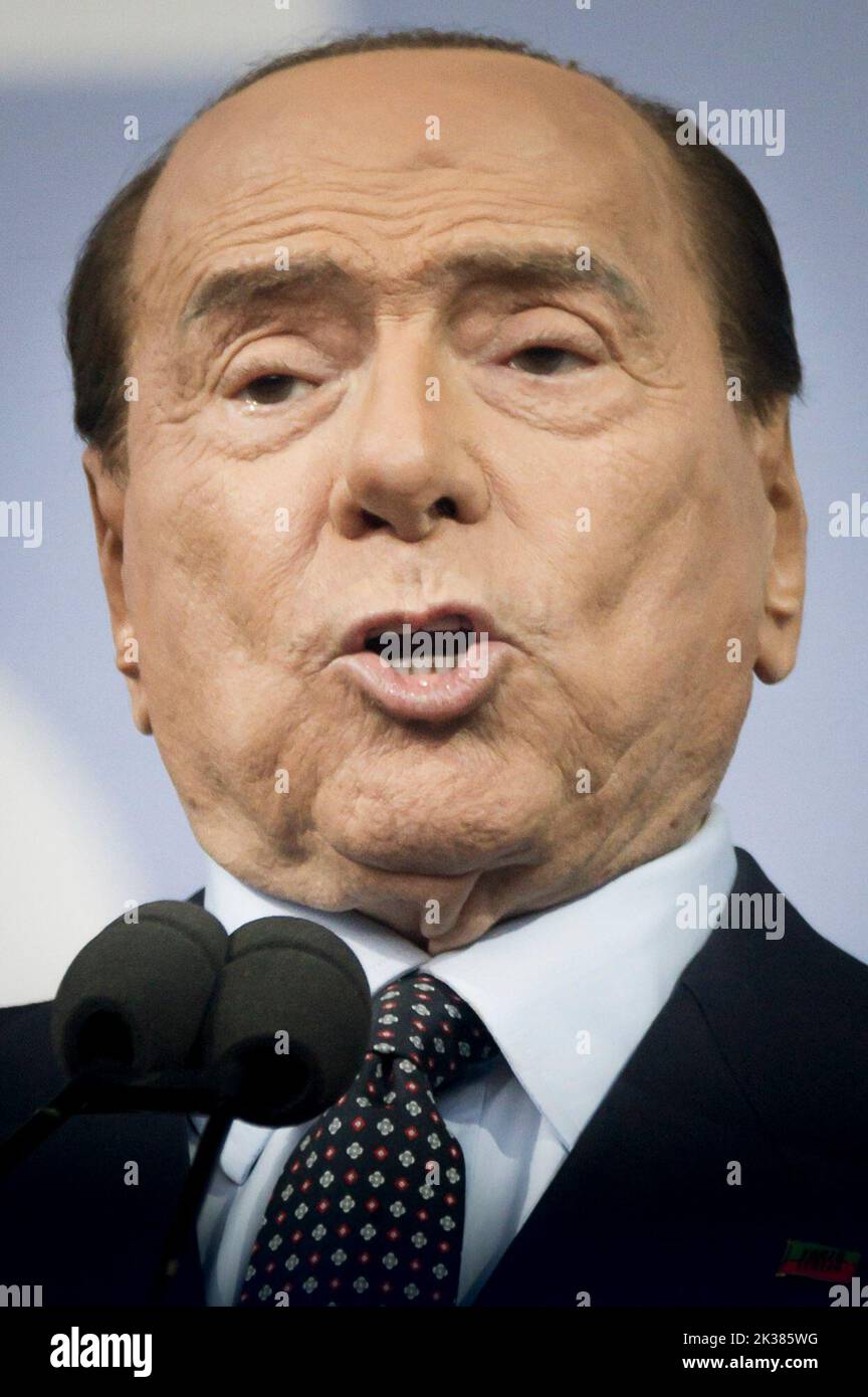 Der Präsident von Forza Italia, Silvio Berlusconi, hält eine Rede während einer Kundgebung in Rom. Die Wahlkundgebung „Insieme per l’Italia“ (gemeinsam für Italien) wurde vor den Nationalwahlen (25. September 2022) von den Führern der Mitte-Rechts-Koalition auf dem Piazza del Popolo (Volksplatz) in Rom abgehalten. Stockfoto