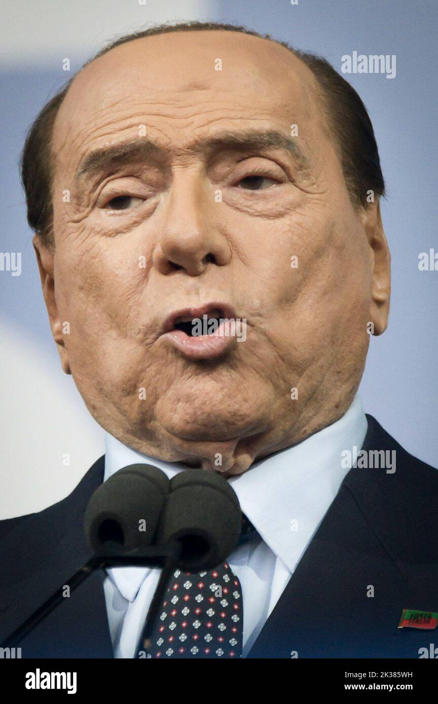 Der Präsident von Forza Italia, Silvio Berlusconi, hält eine Rede während einer Kundgebung in Rom. Die Wahlkundgebung „Insieme per l’Italia“ (gemeinsam für Italien) wurde vor den Nationalwahlen (25. September 2022) von den Führern der Mitte-Rechts-Koalition auf dem Piazza del Popolo (Volksplatz) in Rom abgehalten. Stockfoto