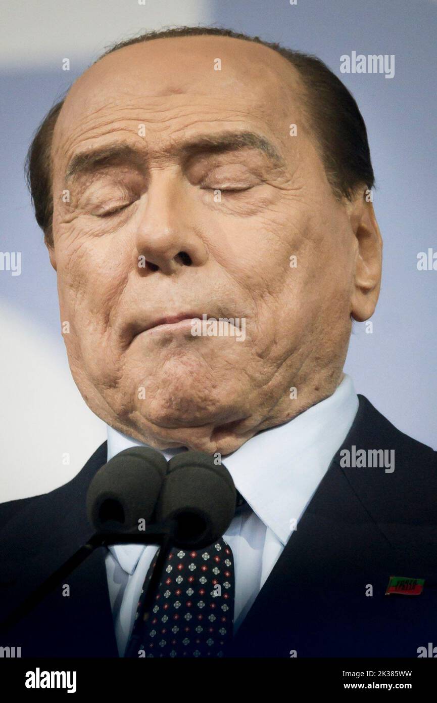 Der Präsident von Forza Italia, Silvio Berlusconi, hält eine Rede während einer Kundgebung in Rom. Die Wahlkundgebung „Insieme per l’Italia“ (gemeinsam für Italien) wurde vor den Nationalwahlen (25. September 2022) von den Führern der Mitte-Rechts-Koalition auf dem Piazza del Popolo (Volksplatz) in Rom abgehalten. Stockfoto