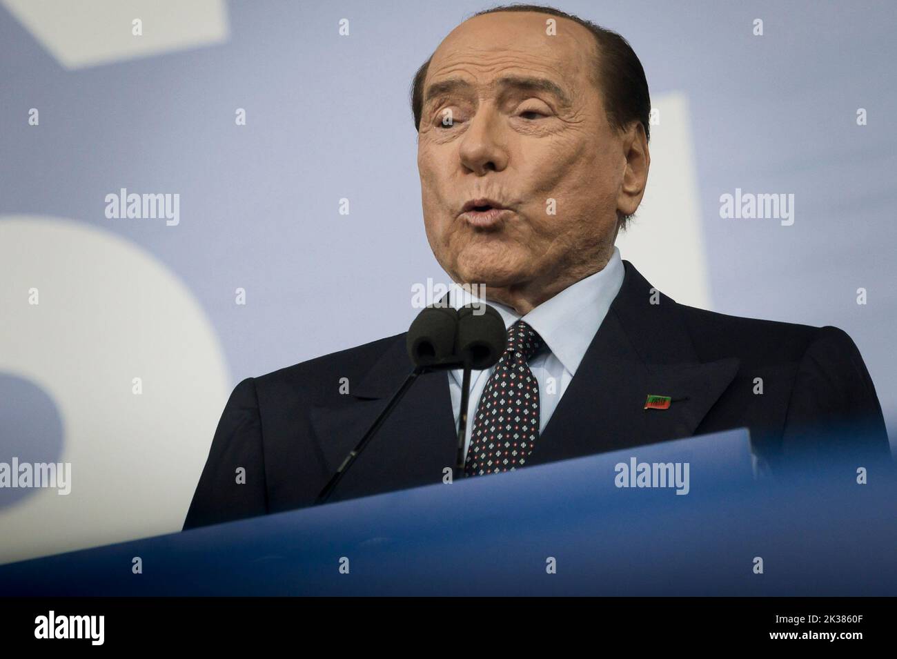 Der Präsident von Forza Italia, Silvio Berlusconi, hält eine Rede während einer Kundgebung in Rom. Die Wahlkundgebung „Insieme per l’Italia“ (gemeinsam für Italien) wurde vor den Nationalwahlen (25. September 2022) von den Führern der Mitte-Rechts-Koalition auf dem Piazza del Popolo (Volksplatz) in Rom abgehalten. Stockfoto