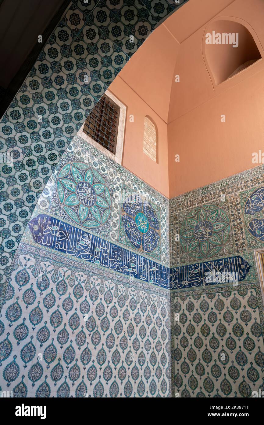 Antike osmanische handgefertigte türkische Fliesen mit Blumenmustern aus dem Topkapi-Palast in Istanbul, Türkei.Innenwand des topkapi in Istanbul Stockfoto