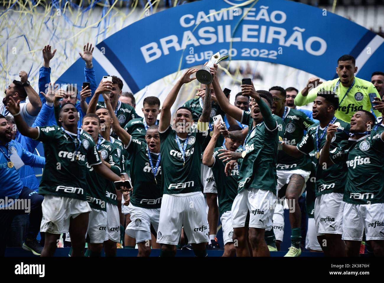 Sao Paulo, Sao Paulo, Brasilien. 25. September 2022. Sao Paulo (SP), 25/09/2022 - BRASILEIRO SUB-20/CORINTHIANS X PALMEIRAS - Comemoracao do Palmeiras apos partida entre Corinthians e Palmeiras, valida pela final do Campeonato Brasileiro de Futebol Sub-20, realizada na Neo Quimica Arena, em Itaquera, na zona leste de Sao Paulo, neste domingo, de Dia 25 de 2022. O Palmeiras vencu por 1 a 0, com gol de Endrick, e foi campeao do torneio. (Bild: © Ronaldo Barreto/TheNEWS2 via ZUMA Press Wire) Stockfoto