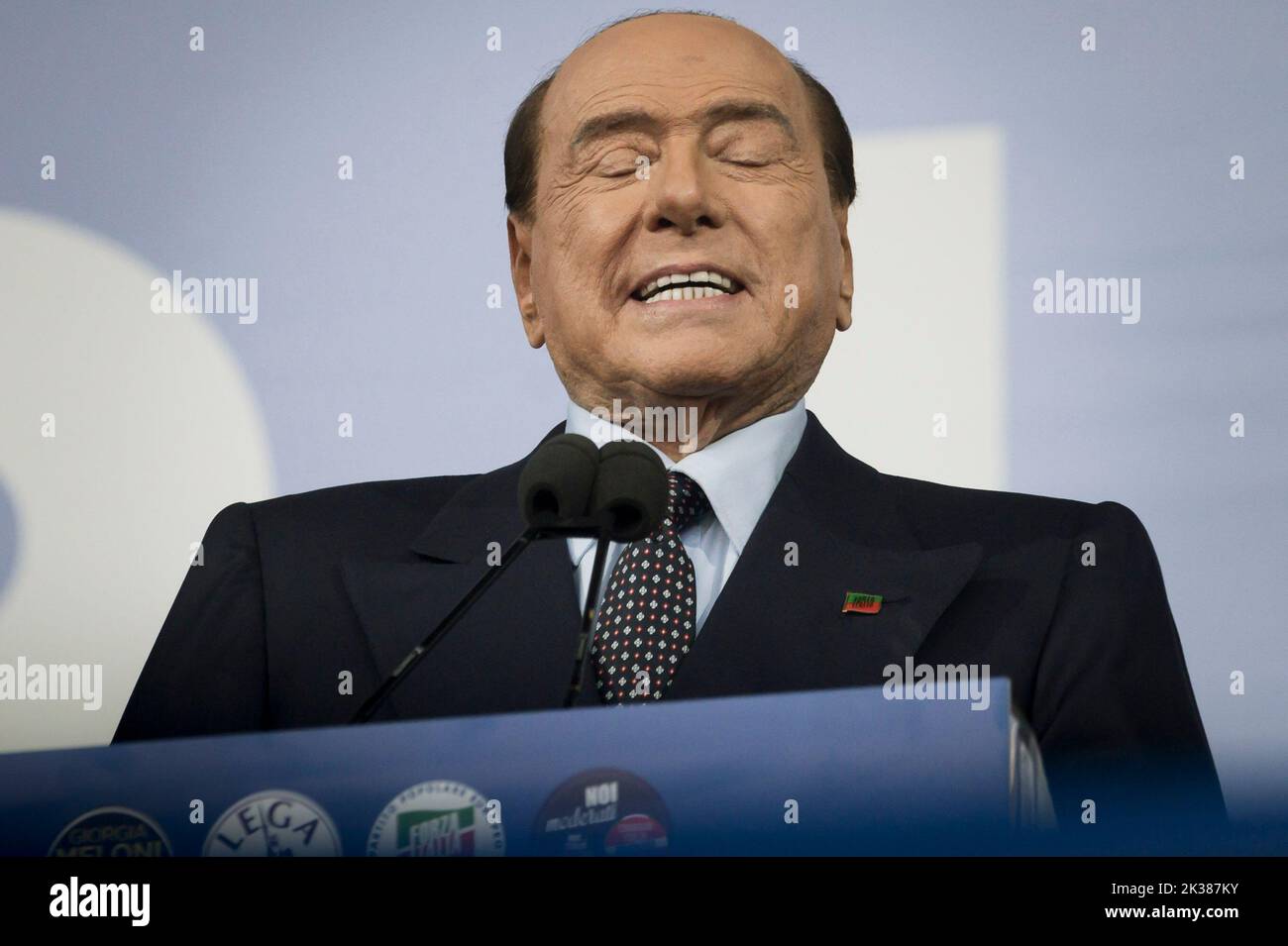 Rom, Italien. 22. September 2022. Der Präsident von Forza Italia, Silvio Berlusconi, hält eine Rede während einer Kundgebung in Rom. Die Wahlkundgebung „Insieme per l'Italia“ (gemeinsam für Italien) wurde vor den Nationalwahlen von den Führern der Mitte-Rechts-Koalition auf der Piazza del Popolo (Volksplatz) in Rom abgehalten (Bild: © Valeria Ferraro/SOPA Images via ZUMA Press Wire) Stockfoto